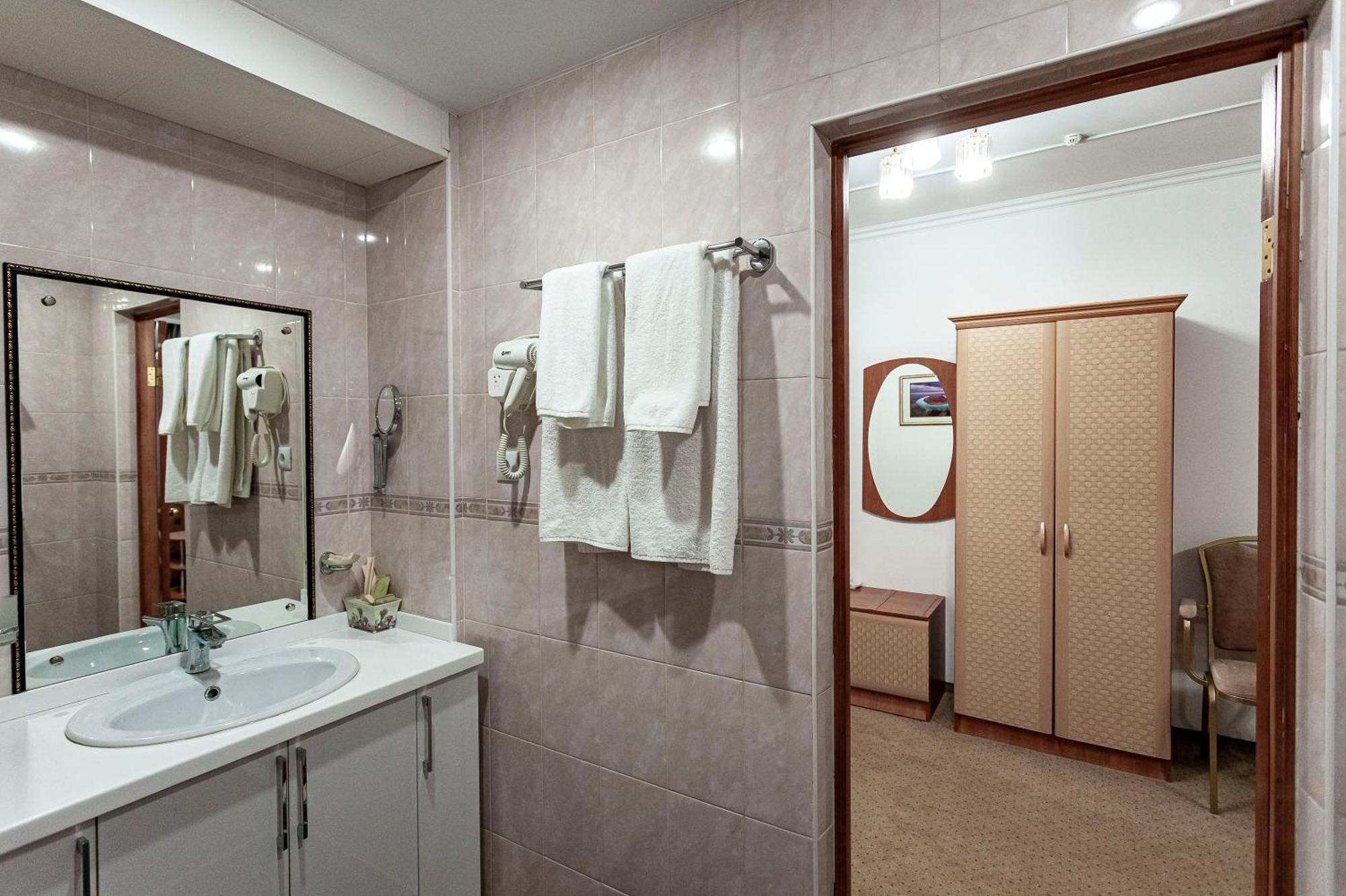 Kurmet Hotel Uralsk Extérieur photo