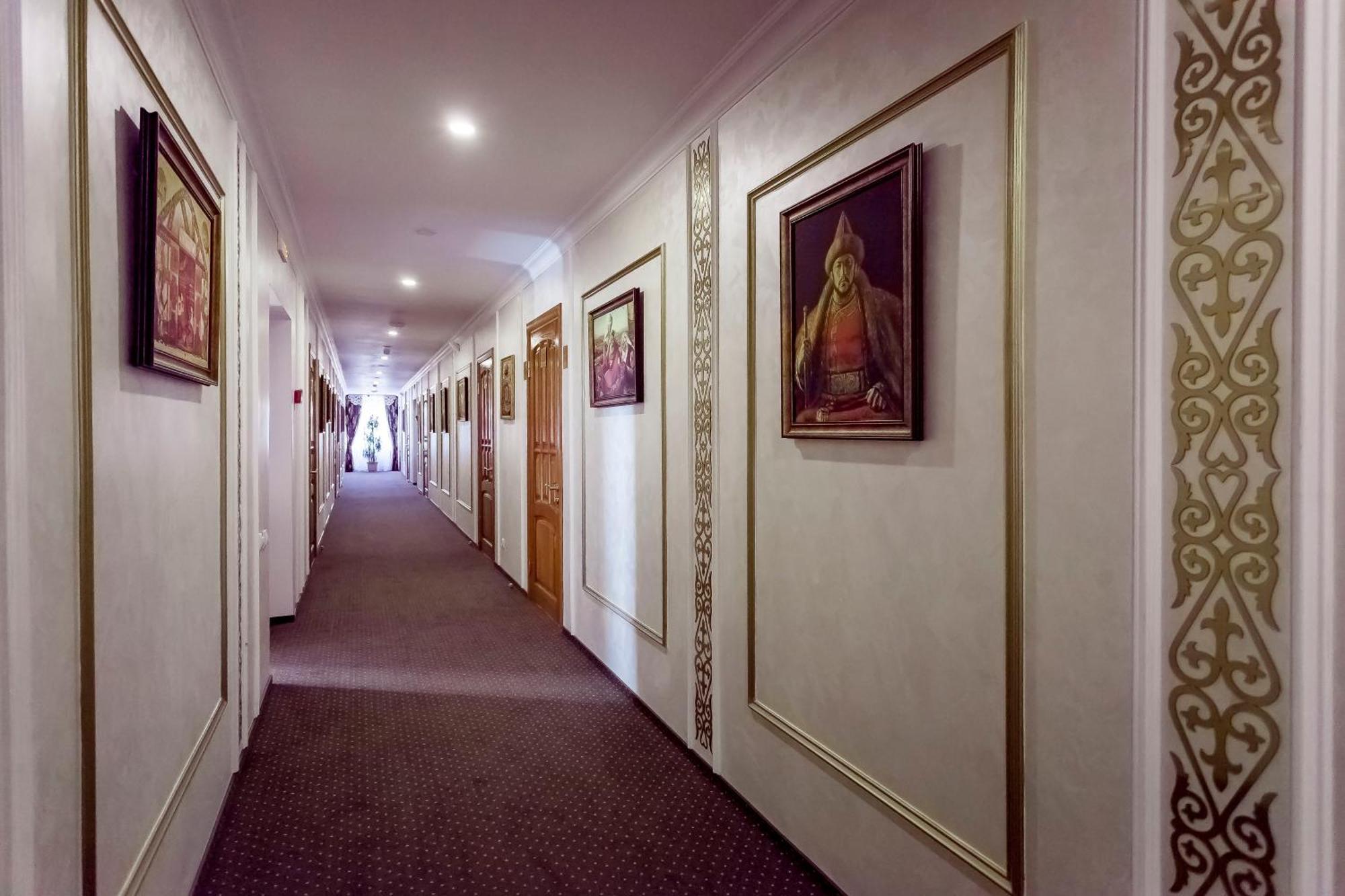 Kurmet Hotel Uralsk Extérieur photo