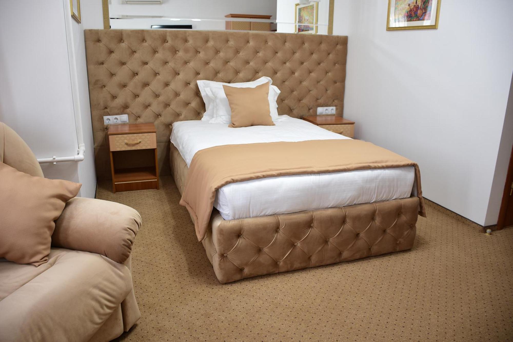 Kurmet Hotel Uralsk Extérieur photo