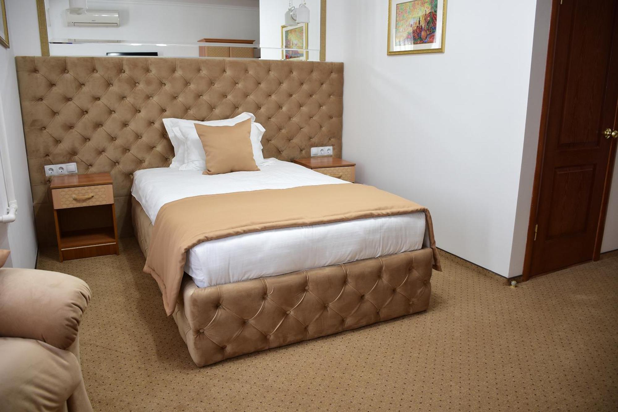 Kurmet Hotel Uralsk Extérieur photo