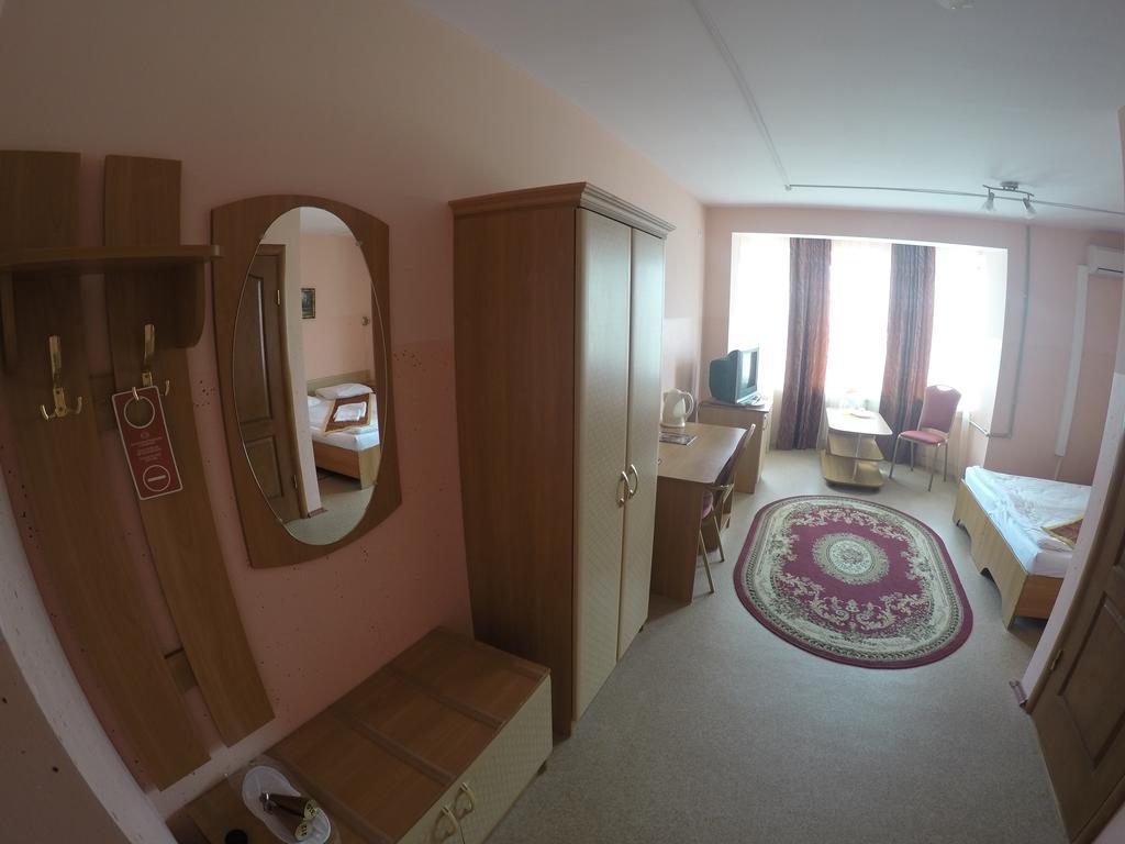 Kurmet Hotel Uralsk Extérieur photo